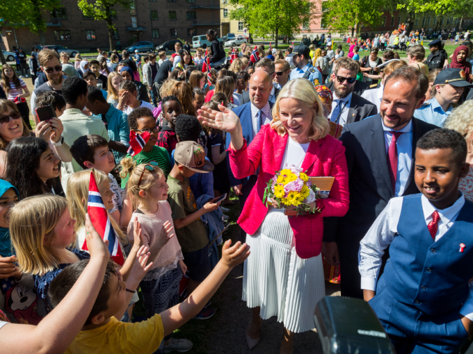 Kronprinsparet møter elever på Sagene. Foto: Heiko Junge / NTB scanpix 